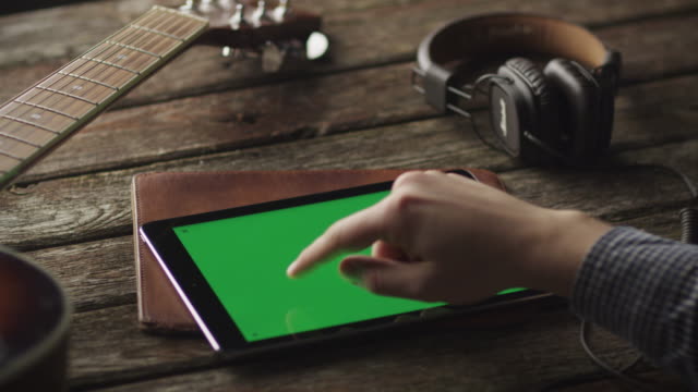 Músico-con-Tablet-PC-en-modo-Landscape-en-casa.-Estilo-de-vida-causal