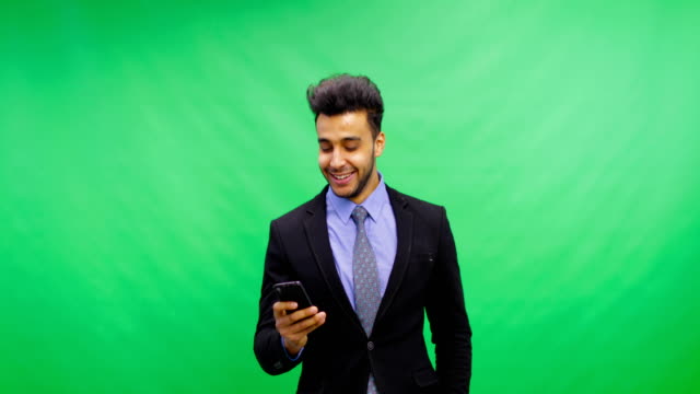 Joven-empresario-desgaste-traje-uso-celular-Smart-Phone-que-hace-llamada-Chroma-verde-clave-la-pantalla-sonriendo-feliz