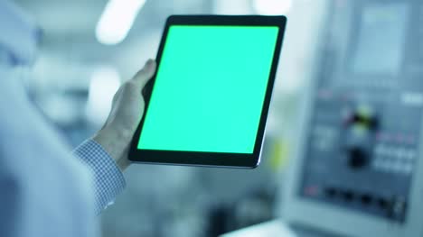 Arbeiter-ist-die-Verwendung-von-Tablet-PC-mit-Greenscreen-im-Portrait-Modus