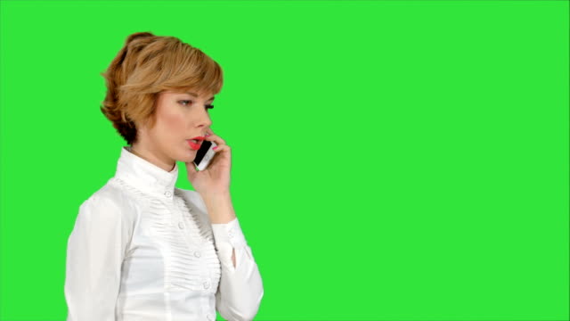 Glücklich-Geschäftsfrau-sprechen-am-Telefon-auf-einem-Green-Screen,-Chroma-Key