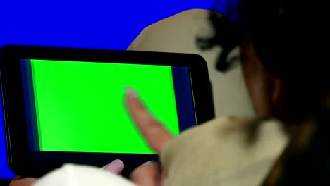 Mädchen-mit-Tablet-PC-mit-Greenscreen.-4-K-UHD-Lager-video,-alpha-Luma-Matte-inklusive