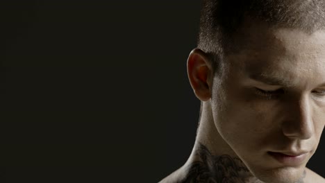Schöner-sexy-junge-Mann-stilvoll-mit-Tattoo-auf-seinen-Hals,-Oberkörper-und-Hand---ultra-Nahaufnahme-von-Körper-und-Gesicht-Detail---Greenscreen-Prores---filmische-Beleuchtung