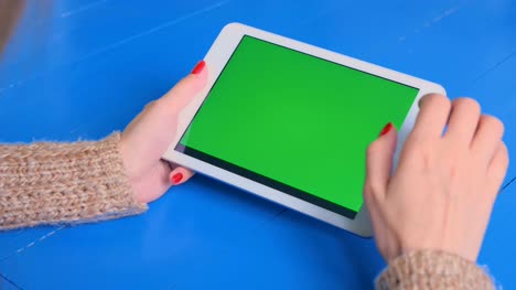 Frau-benutzt-Tabletcomputer-mit-grünen-Bildschirm