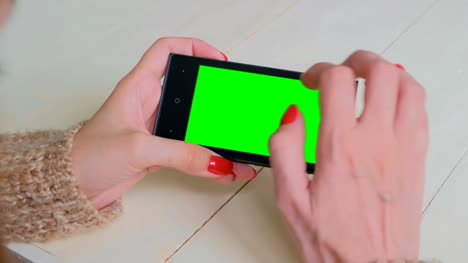 Frau-mit-Smartphone-mit-Greenscreen
