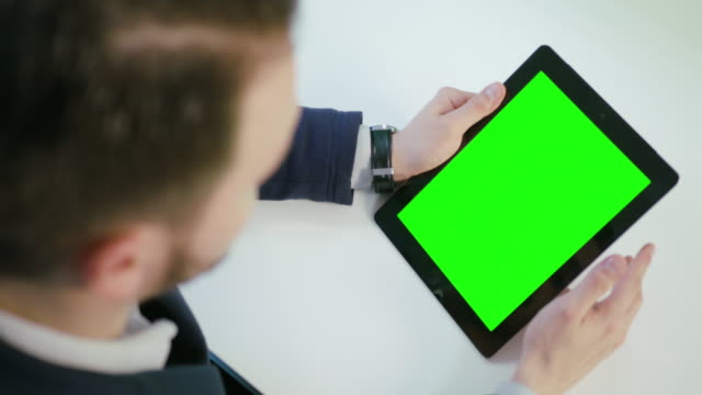 Ein-Mann-mit-einem-Digital-Tablette-mit-einem-Green-Screen