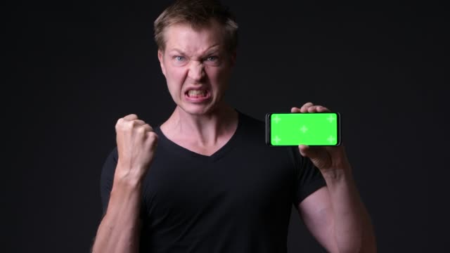Mann-hält-Handy-mit-Chroma-Key-Green-Screen