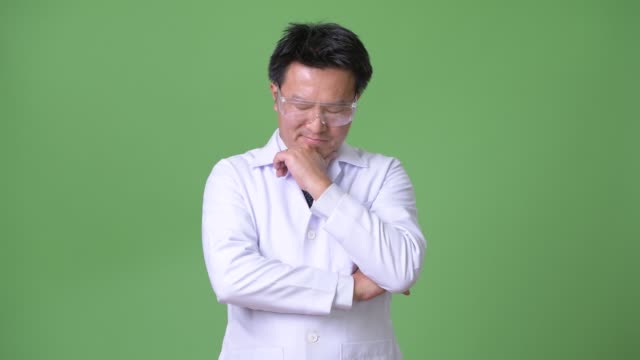 Doctor-maduro-hombre-japonés-usando-gafas-de-protección