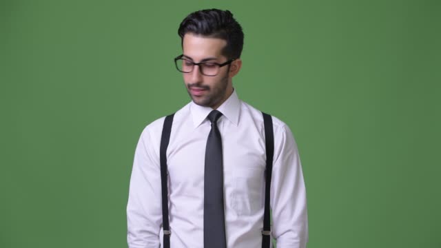Joven-guapo-empresario-persa-barbudo-sobre-fondo-verde