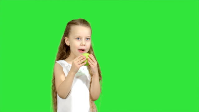 Porträt-eines-Mädchens-Essen-Grünen-Apfel-auf-einem-Green-Screen,-Chroma-Key