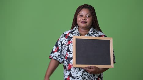 Schöne-afrikanische-Frau-vor-grünem-Hintergrund-mit-Übergewicht