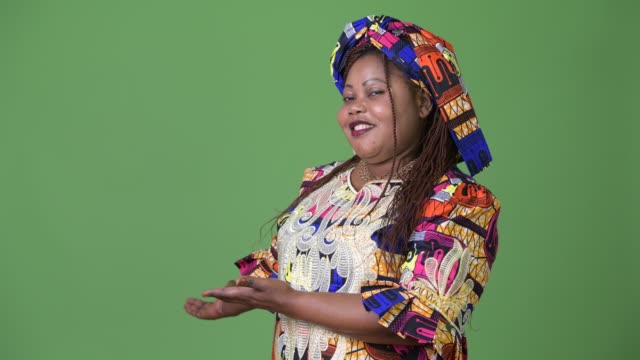 Hermosa-mujer-africana-con-ropa-tradicional-contra-el-fondo-verde-de-sobrepeso