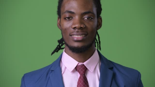 Joven-empresario-africano-hermoso-con-rastas-sobre-fondo-verde