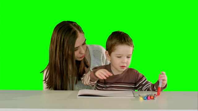 Glückliche-Familie,-Mutter-und-Kind-Malen-zusammen-auf-grünen-Bildschirm
