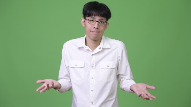Joven-empresario-asiático-encogiéndose-de-hombros