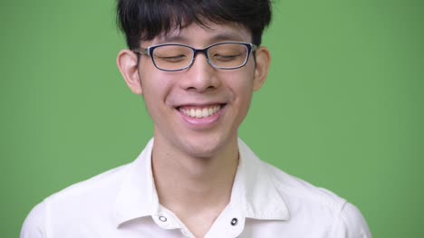 Glückliche-junge-asiatische-Geschäftsmann-lächelnd-beim-Entspannen-mit-Augen-geschlossen