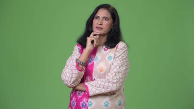 Reife-schöne-indische-Frau-denken