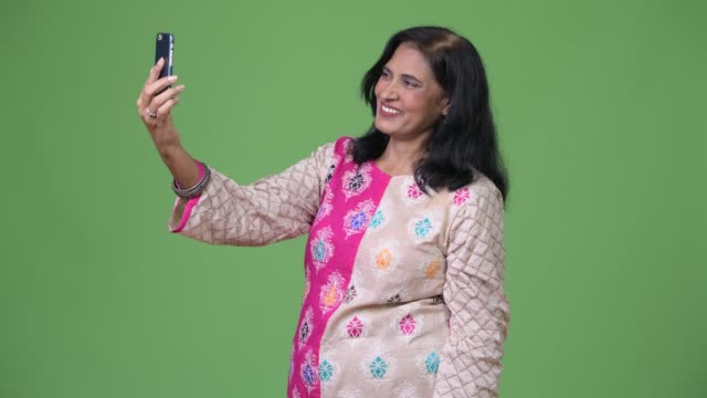 Reifen-Sie-glücklich-schöne-Inderin-Videotelefonie-mit-Telefon