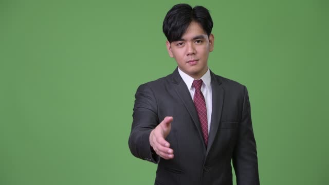 Joven-empresario-asiático-guapo-dando-saludo