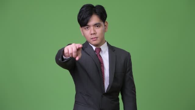 Junge-schöne-asiatische-Geschäftsmann-auf-Kamera