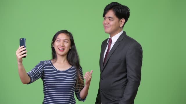 Junge-hübsche-asiatische-Geschäftsmann-und-junge-Asiatin-zusammenarbeiten
