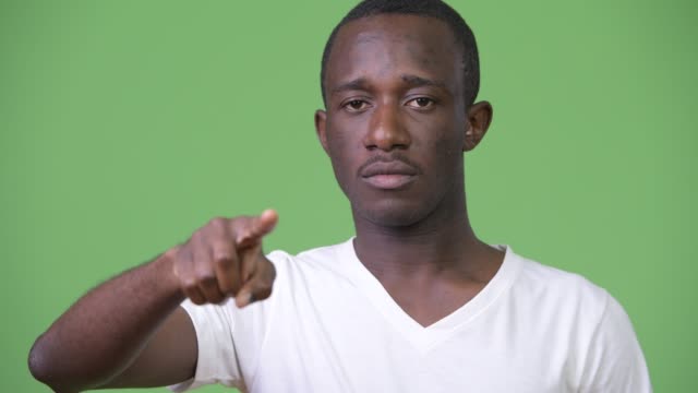 Junge-afrikanische-Mann-zeigte-in-die-Kamera