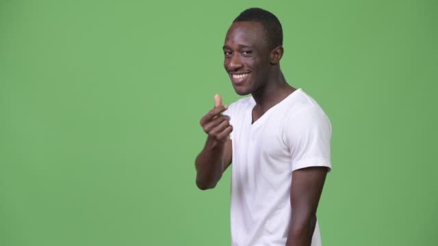 Junge-afrikanische-Mann-schnappen-von-Fingern-und-zeigen-etwas