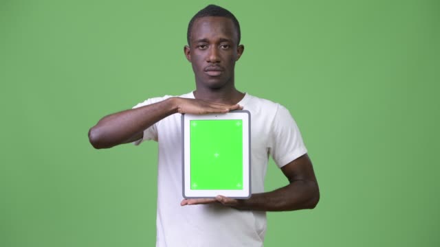 Junge-Afrikaner-zeigt-digital-Tablette