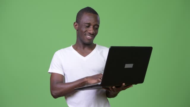 Junge-afrikanische-glücklich-lächelnd,-während-mit-laptop