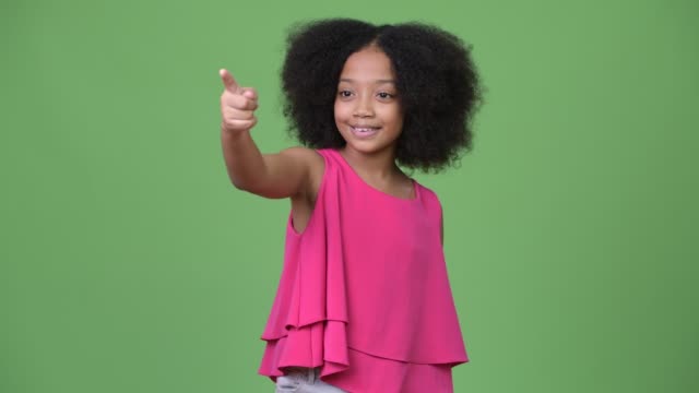 Joven-linda-chica-africana-con-dedo-acusador-de-pelo-Afro