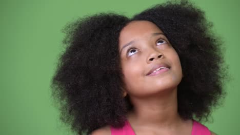 Junge-süße-Afrikanische-Mädchen-mit-Afro-Haar-denken-beim-Nachschlagen
