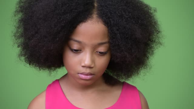 Junge-traurig-afrikanisches-Mädchen-mit-Afro-Haar-denken-beim-Blick-nach-unten