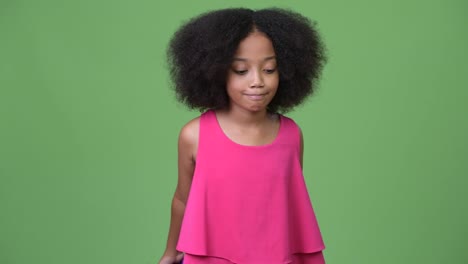 Junge-süße-Afrikanische-Mädchen-mit-Afro-Haar,-das-Training-mit-Hanteln