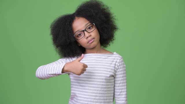 Junge-müde-afrikanisches-Mädchen-mit-Afro-Haar-geben-Daumen-nach-oben