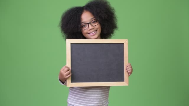 Junge-süße-Afrikanische-Mädchen-mit-Afro-Haar-halten-Tafel