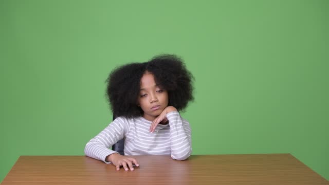 Junge-süße-Afrikanische-Mädchen-mit-Afro-Haar-Gefühl-gelangweilt