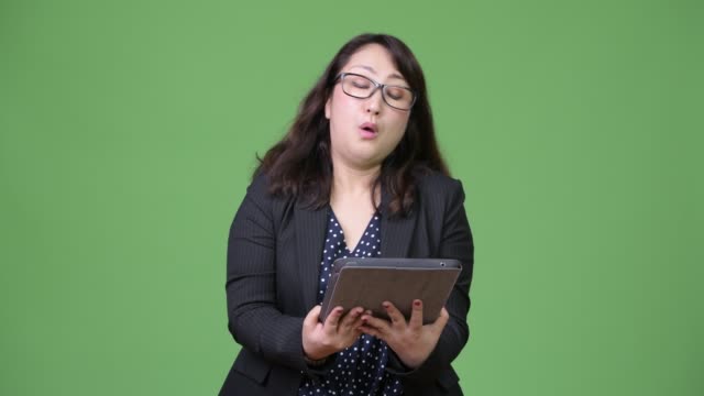 Reife-schöne-asiatische-geschäftsfrau-mit-digital-Tablette