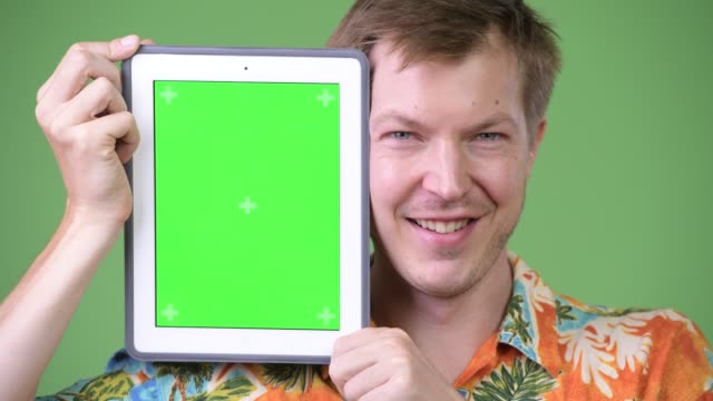Junge-glücklich-schönen-touristischen-Mann-zeigt-digital-Tablette