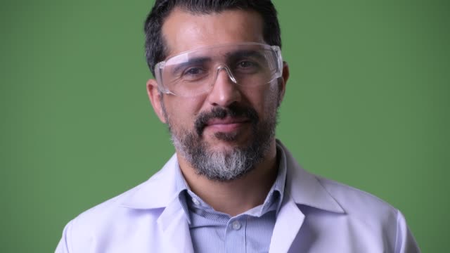 Gut-aussehend-persischen-bärtigen-Mann-Arzt-Schutzbrille-tragen