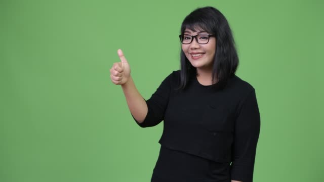 Beautiful-Asian-businesswoman-giving-thumbs-up