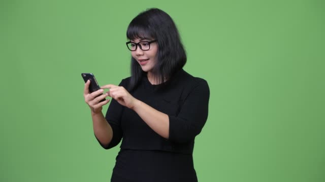 Beautiful-Asian-businesswoman-using-phone