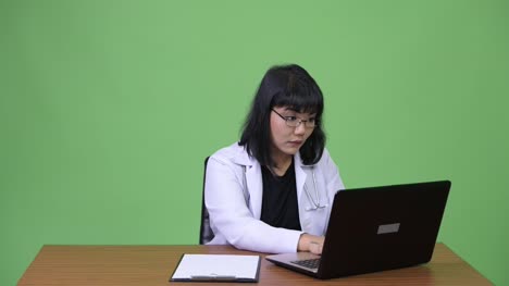 Médico-de-hermosa-mujer-asiática-multitarea-en-el-trabajo