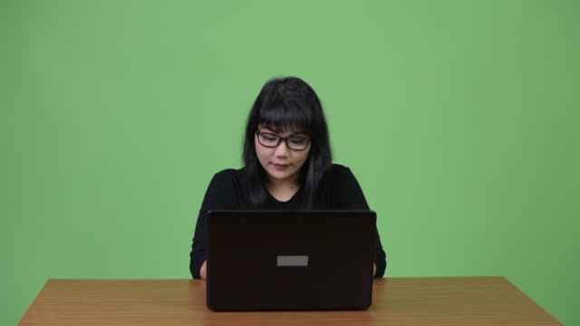Beautiful-Asian-businesswoman-using-laptop