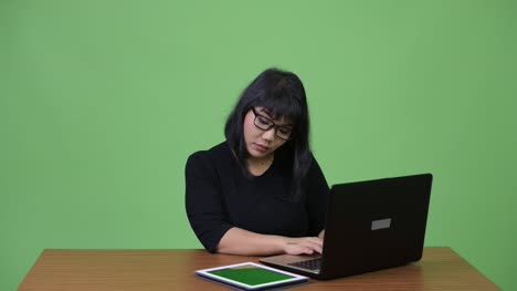 Schöne-asiatische-geschäftsfrau-Multitasking-bei-der-Arbeit