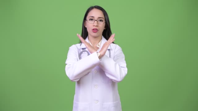 Junge-schöne-asiatische-Frau-Doktor-mit-Stop-Geste
