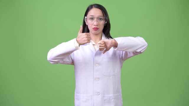 Junge-schöne-asiatische-Frau-Doktor-Schutzbrille-tragen
