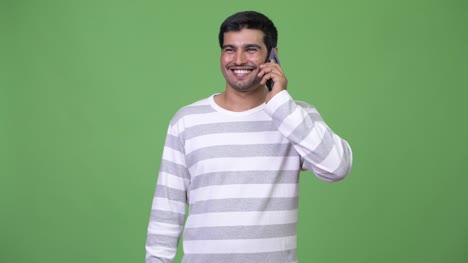 Schönen-jungen-persischen-Mann-mit-Telefon