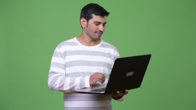 Schönen-jungen-persischen-Mann-mit-laptop