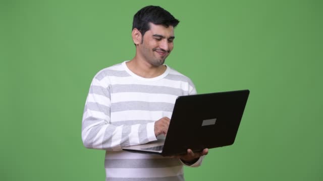Schönen-jungen-persischen-Mann-mit-laptop