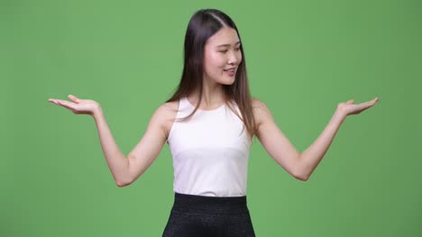 Joven-empresaria-asiática-hermosa-elegir-entre-izquierda-y-derecha