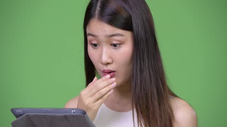 Joven-empresaria-asiática-hermosa-con-tableta-digital